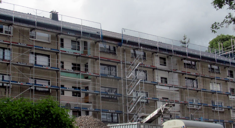 Im Rahmen der Dachsanierung konnten die bereits stehenden Gerüste für die Montage der Solaranlagen genutzt werden. Vielen Dank an en|wohnen.