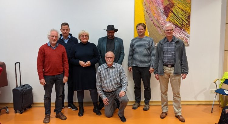 Jahrestagung_des_Solarfoerdervereins: v.l.n.r.: Professor Dr. Eberhard Waffenschmidt (Hochschullehrer für Elektrische Energietechnik) Dr. Thomas Bernhard (Arzt) Dipl.-ing. Susanne Jung (Agrar- und Umweltwissenschaftlerin) Dipl.-Finanzwirt Rainer Doemen (Beigeordneter) Dipl.-Ing. Ulrich Böke (Ingenieur für Elektrotechnik) Prof. Dr.-ing. Konrad Mertens (Hochschullehrer für Erneuerbare Energien) Prof. Dr.-ing. Christian Dick (Hochschullehrer für Elektrotechnik)