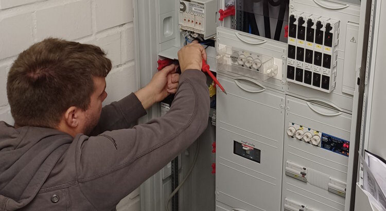 Elektromeister-gesucht