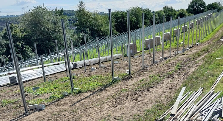 Der Bau der Modultische für die Solar-Freiflächenanlage der BEG 58 in Iserlohn Letmathe.