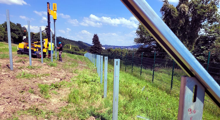 Das Rammen der Pfähle, für die Solar-Freiflächenanlage der BEG 58 in Iserlohn Letmathe.