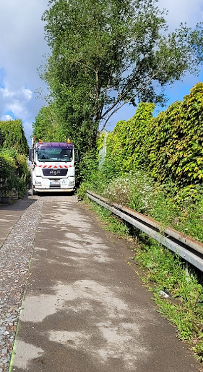 Die enge Zuwegung zur Solar-Freiflächenanlage der BEG 58 in Iserlohn Letmathe