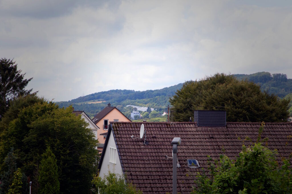 PV Freiflächenanlage in Letmathe - BEG-58 Aktiventreff - Blick auf Photovoltaik-Freiflächenanlage