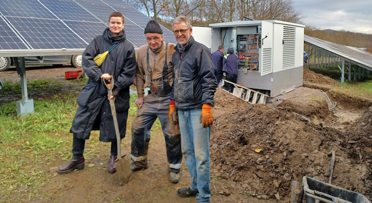 Spezialist-innen bei der Arbeit an der 1. Freiflächen-Solaranlage der BEG-58 in Iserlohn Letmathe