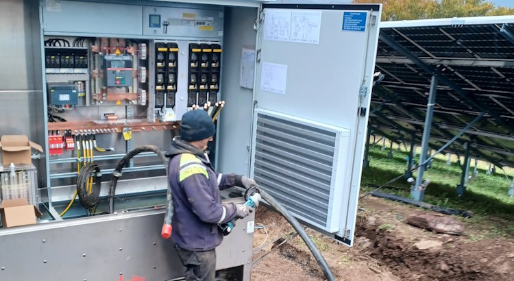 Stromkabel und Trafostation der Solarfreiflächenanalge