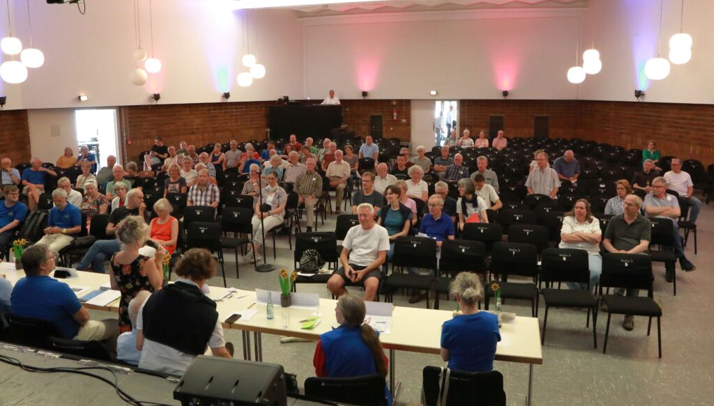 Die Aufsichtsratsvorsitzende Beate Petersen eröffnet die Generalversammlung 2025