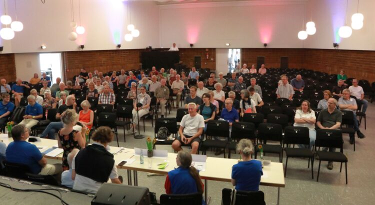 Beate Petersen eröffnet die Generalversammlung 2025