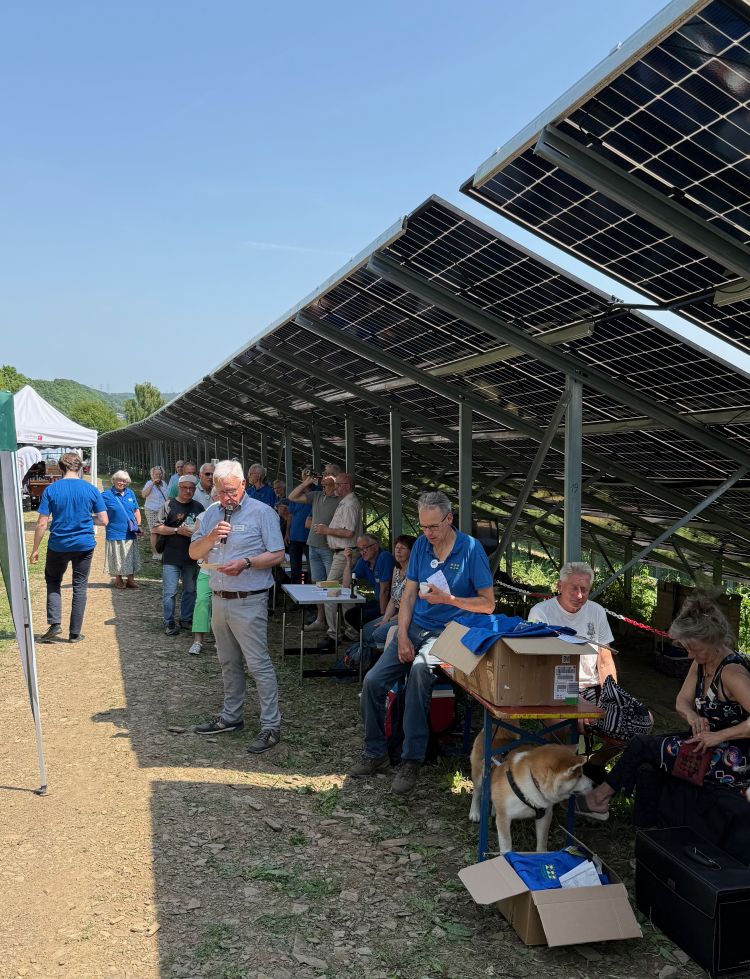 Das Bild zeigt eine Ruhepause im Schatten der Module