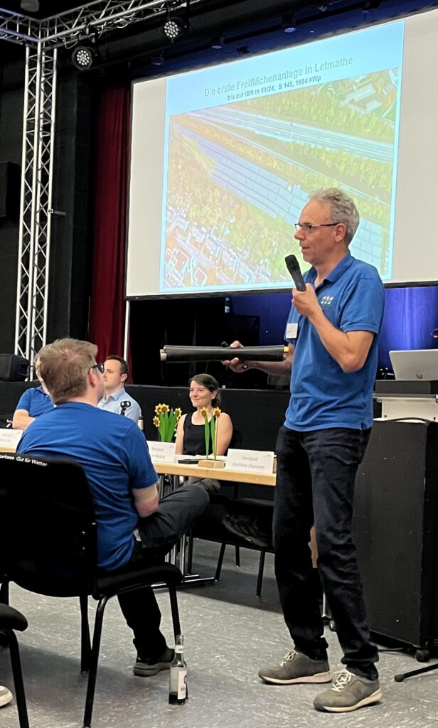 Peter Modrei mit einem dicken Stromkabel